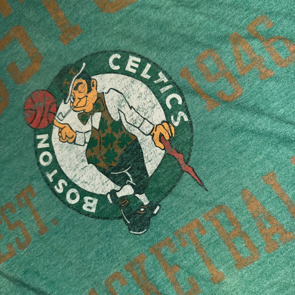 NBA Boston Celtics Graphic T-Shirt Green Heather Distressed Lucky Leprechaun XL
